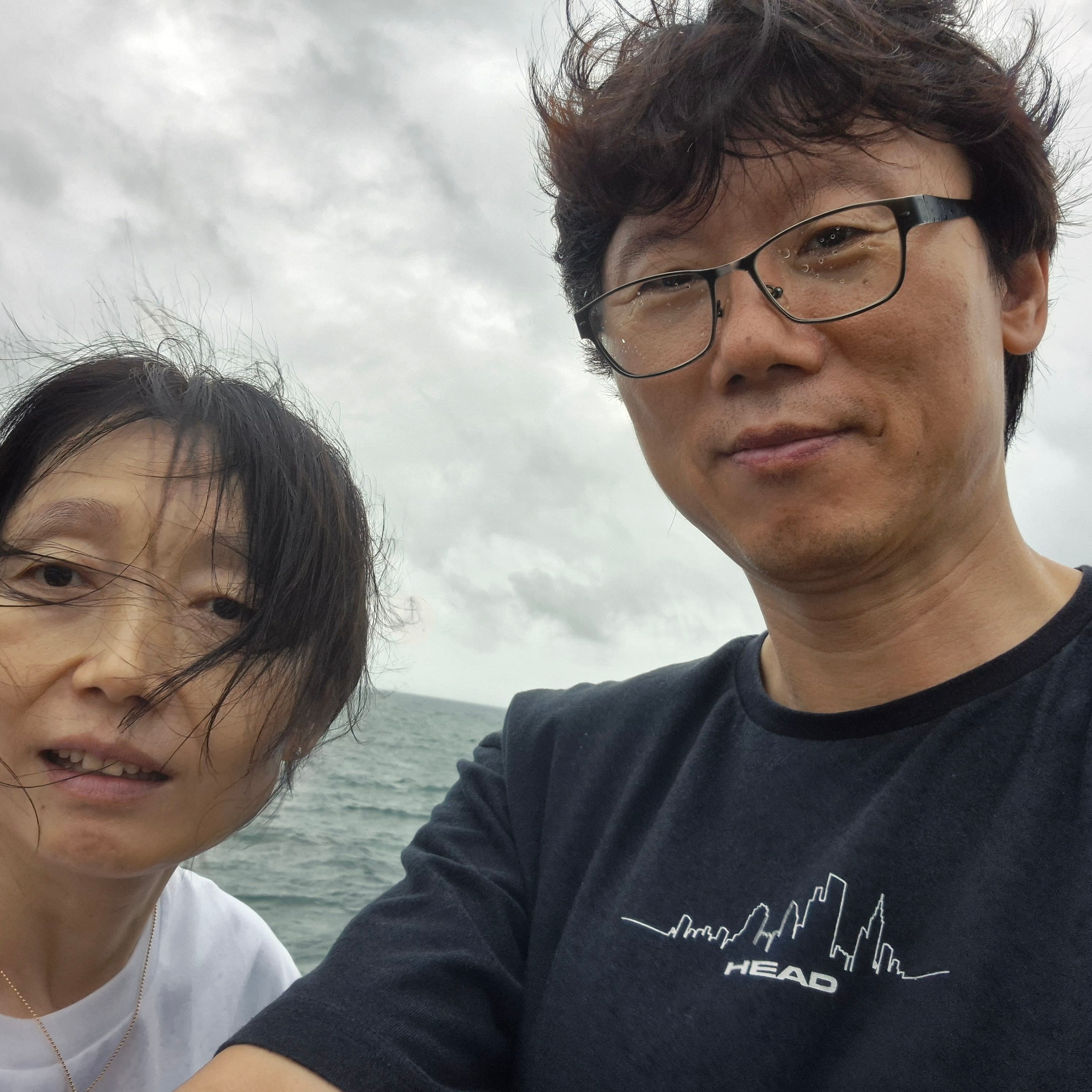 유앤아이세무회계와 함께 편안하게 세무 상담을 나누는 모습